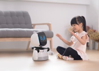 Let the Robot Help You! Taiwanese Nuwa Robotics Creates the Latest AI Robots for Delivering Meals, Chatting, and Cleaning Tables!