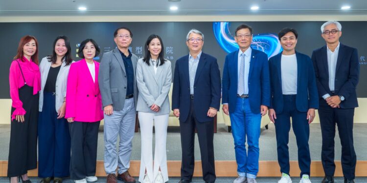 The inaugural annual summit of the Transformation LAB was held in Taipei, bringing together speakers from technology, retail, manufacturing, consulting, and multinational enterprises to explore leadership, judgment, and business transformation in the AI era. (Image: TDEA)